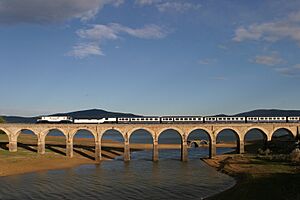 Archivo:Puente ferroviario sobre el río Ebro, Arija