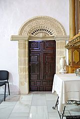 Archivo:Puerta entrada sacristía Iglesia de Íllar