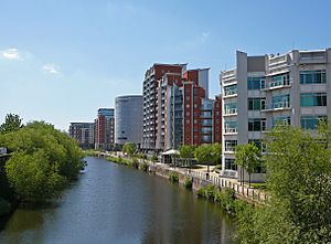 Archivo:River Aire waterfront, Leeds 001