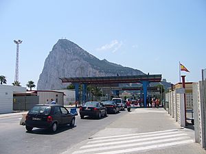 Archivo:Rock of Gibraltar from the Spanish side of the frontier