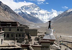 Archivo:Rongbuk Monastery Everest