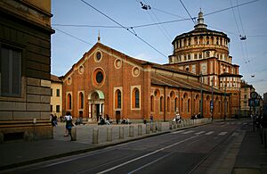 Archivo:Santa Maria delle Grazie, Milano, vista di tre quarti dal Corso Magenta