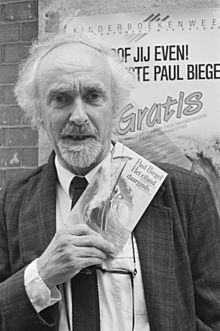 Schrijver Paul Biegel met het kinderboekenweekgeschenk, Bestanddeelnr 934-4982.jpg