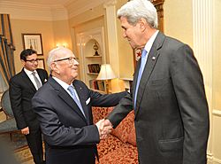 Archivo:Secretary Kerry Shakes Hands With Tunisian President Essebsi (29756854886)