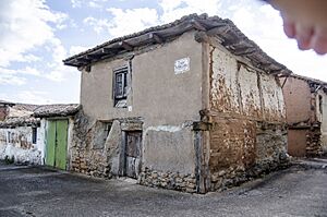 Archivo:Sotresgudo-arquitectura-tradicional-junio-2014