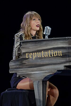 Archivo:Taylor Swift - Reputation Tour Seattle - Long Live-New Years Day (cropped)
