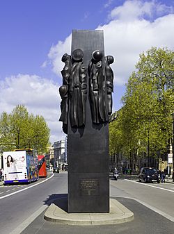 Archivo:UK-2014-London-Monument to the Women of Wold War II (2)