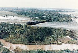 Archivo:US-Huey-helicopter-spraying-Agent-Orange-in-Vietnam