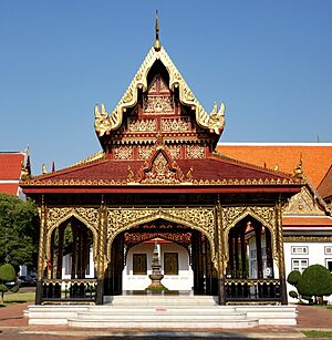 Archivo:038 Samranmukkhamat Pavillion Front (34409109294)