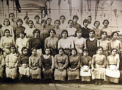 Archivo:128 mNACTEC, la Fàbrica Tèxtil, treballadores