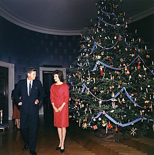 Archivo:1962 White House Christmas Tree - John and Jacqueline Kennedy 1