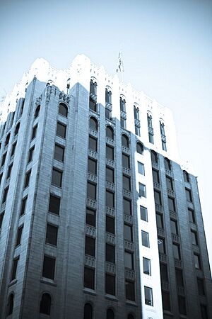 Archivo:77 Monroe, shadowed