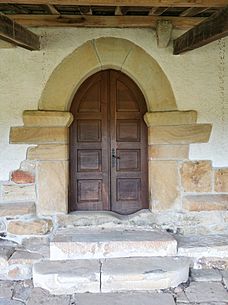 Archivo:Acceso secundario a la Iglesia de San Félix de Oles