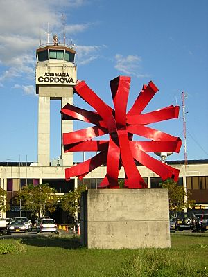 Archivo:Aeropuerto JMC-Escultura El Sol de Edgar Negret
