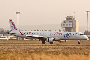 Archivo:Air Europa Embraer EC-LFZ en LEAS