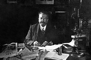 Archivo:Alejandro Pérez Lugín no seu escritorio