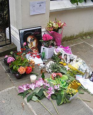 Archivo:Amy Winehouse Mamorial 2