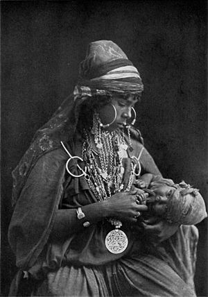 Archivo:Bedouin Mother and Child NGM-v31-p552