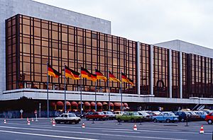 Archivo:Berlin, Palast der Republik -- um 1990 -- 2