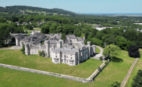 Castell Cymreig Bodelwyddan, Sir Ddinbych - Bodelwyddan Castle, Denbighshire - A Grade II* Listed Building 39 (cropped).png