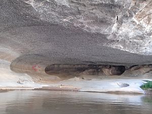 Archivo:Caverna de Camba Hopo (Vallemí, distrito de San Lázaro).