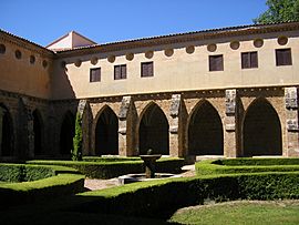 Archivo:Cloister of the Monasterio de Piedra