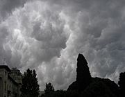 Archivo:Clouded sky, Pula