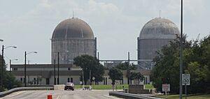 Archivo:Comanche Peak Nuclear Power Plant August 2017 (cropped)