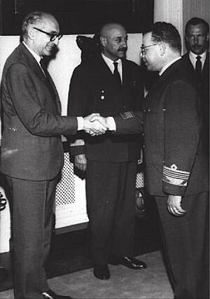Archivo:Comodoro Zeoli saludando al presidente Frondizi