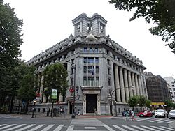 Archivo:Edificio BBVA (antiguo Banco de Comercio), Bilbao, 2017-07-23, Triplecaña