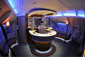 Archivo:Emirates Airbus A380-861 onboard bar Iwelumo