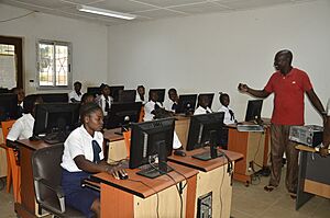 Archivo:Enseignant d’informatique 02
