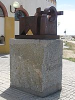 Archivo:Escultura entrada de la plaza de toros, Macotera