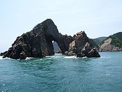 Fantastic Rocks near Hong-do Island - panoramio - Cho's (1).jpg