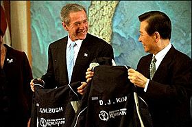 Archivo:George W. Bush & Kim Dae-Jung with 2002 World Cup jackets 2002-02-20
