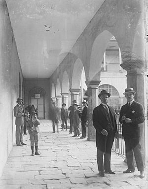 Archivo:Gonzalo Córdova y Carlos Manuel Noboa en el patio de Carondelet (circa 1920)