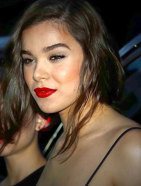 Hailee Steinfeld (21604481176) (cropped)-001
