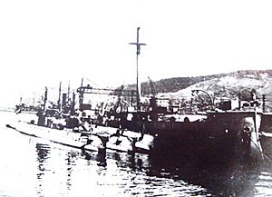 Archivo:Huascar como buque madre de submarinos
