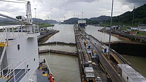 Archivo:Hydraulic gates of panama canal