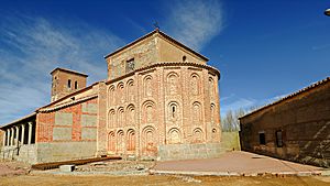 Archivo:Iglesia del Salvador en Gajates vista trasera