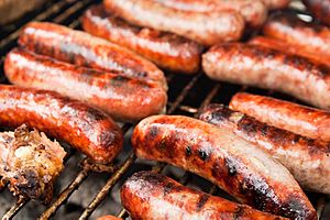 Archivo:Italian sausage on the grill