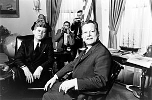 Archivo:John F. Kennedy meeting with Willy Brandt, March 13, 1961