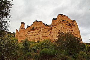 Archivo:Las barrancas de Santalla en El Bierzo