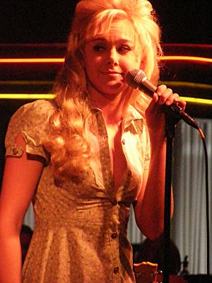 Archivo:Laurabundy