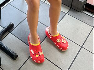 Archivo:McDonald’s Crocs