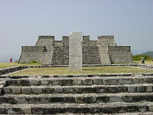 Archivo:Mexico xochicalco pyramids