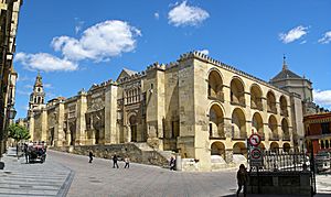 Archivo:Mezquita de Córdoba, exterior del muro de la quibla.