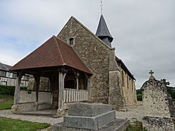 Montreuil-en-Auge, porche et façade ouest de l'église.JPG