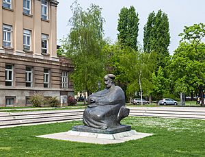 Archivo:Monumento a Marko Marulic, Zagreb, Croacia, 2014-04-20, DD 01