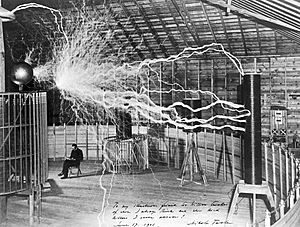 Archivo:Nikola Tesla, with his equipment Wellcome M0014782